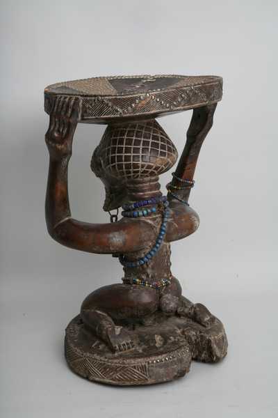 Songyé (tabouret), d`afrique : Rép.démoncratique du Congo., statuette Songyé (tabouret), masque ancien africain Songyé (tabouret), art du Rép.démoncratique du Congo. - Art Africain, collection privées Belgique. Statue africaine de la tribu des Songyé (tabouret), provenant du Rép.démoncratique du Congo., 979/16.Siège cariatide royal Songyé très puissant h.64cm.Les sièges Kitenta sont les symboles les plus important de la royauté. Le fait de s